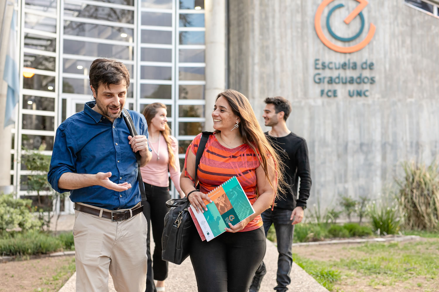 graduados estudiantes saliendo edificio