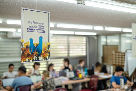 Imágen en la biblioteca de la facultad que dice ¿La Facu es un espacio libre de violencias?